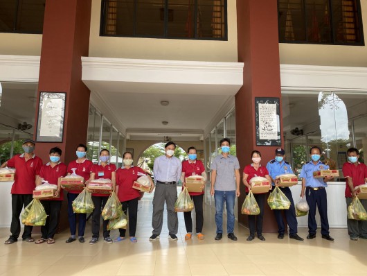 Chủ tịch Hội đồng Trường Đại học Công nghệ Đồng Nai tặng quà cho cán bộ, nhân viên Nhà trường trong thời gian dịch covid-19 bùng phát