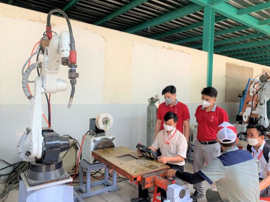 Giảng viên Trường Đại học Công nghệ Đồng Nai tiếp nhận chuyển giao các kỹ thuật công nghệ mới từ Công ty Cổ Phần Công Nghiệp Chính Xác Việt Nam (VPIC)