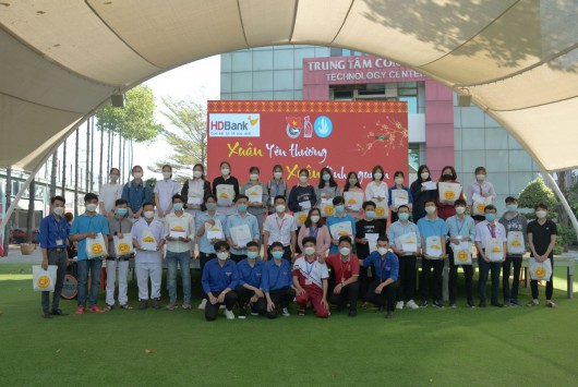 Trường Đại học Công nghệ Đồng Nai tặng quà cho sinh viên về quê đón Tết xuân Nhâm Dần - Năm 2022